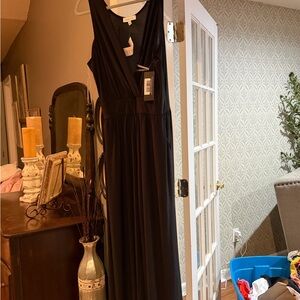 Black V-Neck Sleeveless Maxi Dress
